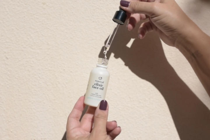 To elixir face oil της Pandrosia είναι ένα από τα ωραιότερα έλαια προσώπου by Efi Anesti