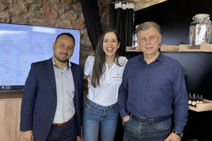 KOSNEWS24 - Η παρουσίαση των νέων προϊόντων της Pandrosia στην φάρμα της εταιρείας στο Πυλί